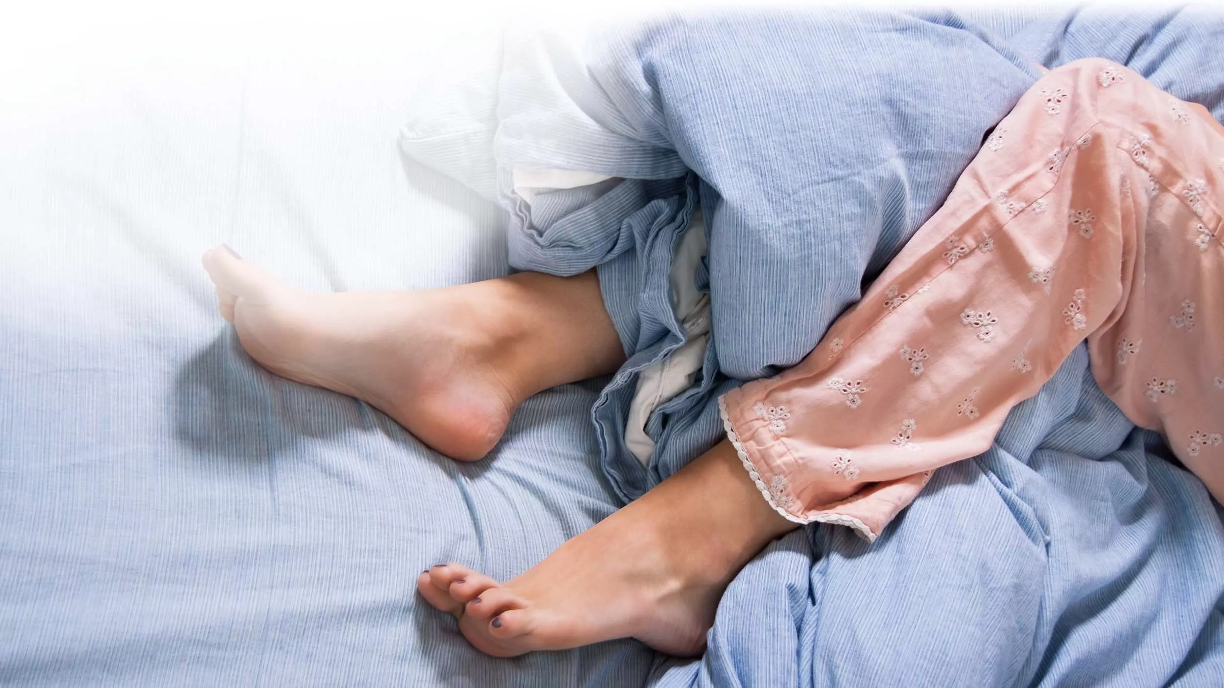 Unruhige Beine beim Einschlafen müssen nicht immer medikamentös behandelt werden. Auch Naturheilkunde oder Homöopathie können mitunter beim Restless-Legs-Syndrom helfen. - © juniart