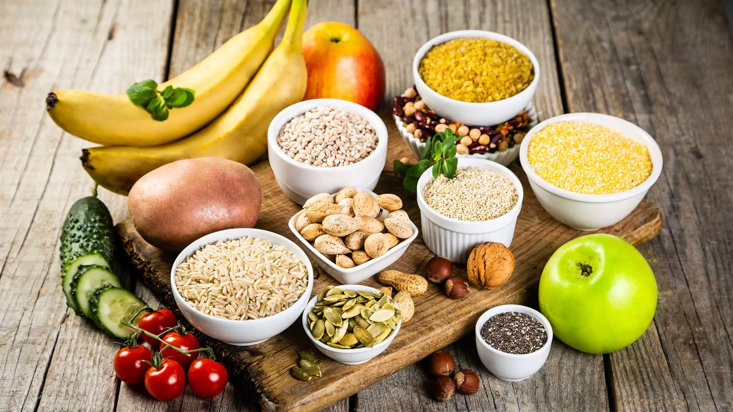 Lebensmittel mit vielen Ballaststoffen sind z.B. Produkte aus Vollkorngetreide, Hülsenfrüchte, Gemüse, Obst, Nüsse und Samen sowie Trockenfrüchte - © anaumenko