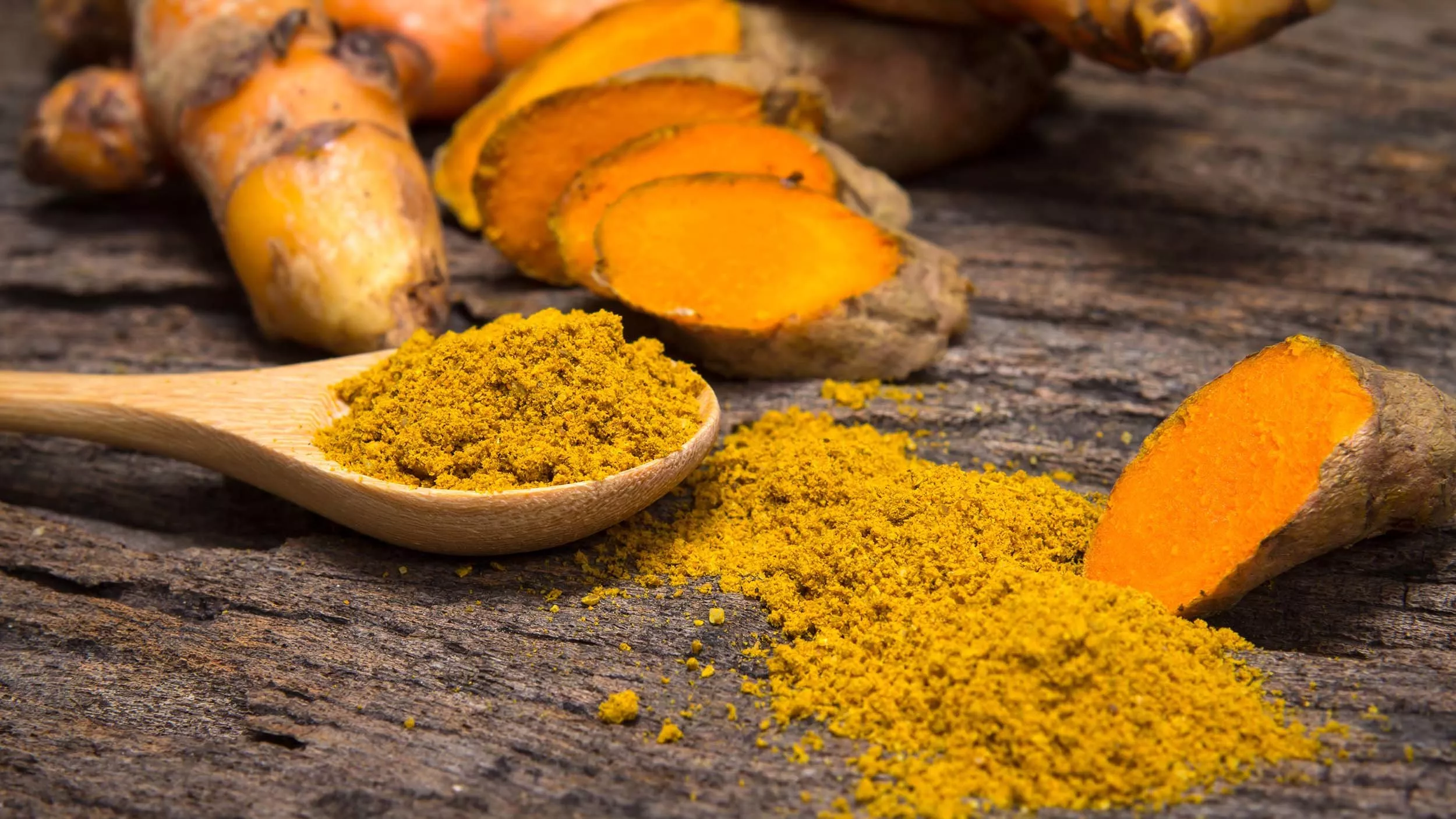 Die Gelbwurz wird im Ayurveda und auch in der Traditionellen Chinesischen Medizin als scharf, bitter, trocken, leicht, reinigend, stoffwechselanregend und erhitzend beschrieben. - © Cozine