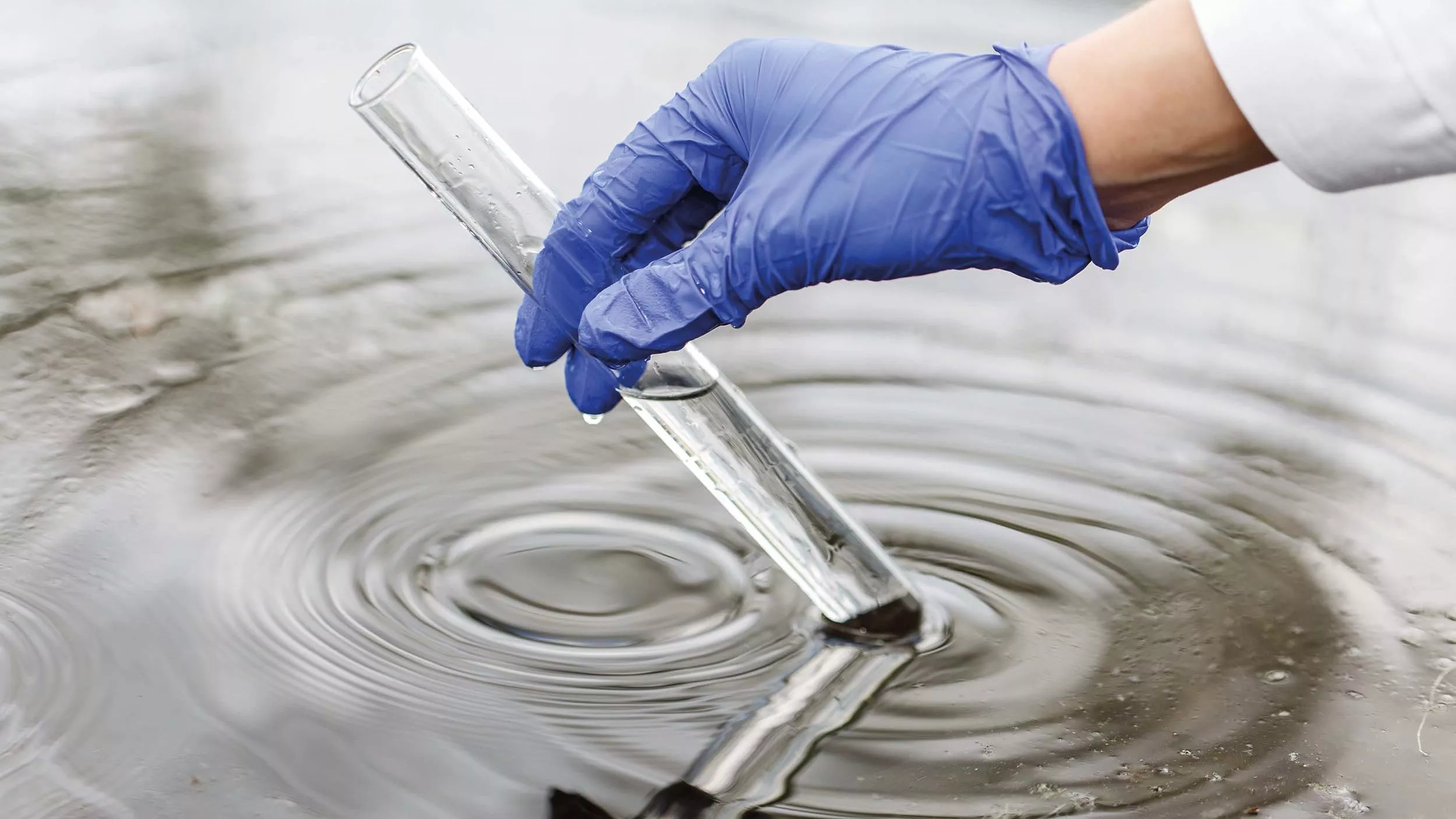 PFAS: Fluorierte Chemikalien für die Ewigkeit gefährden die Gesundheit - © IVASHstudio