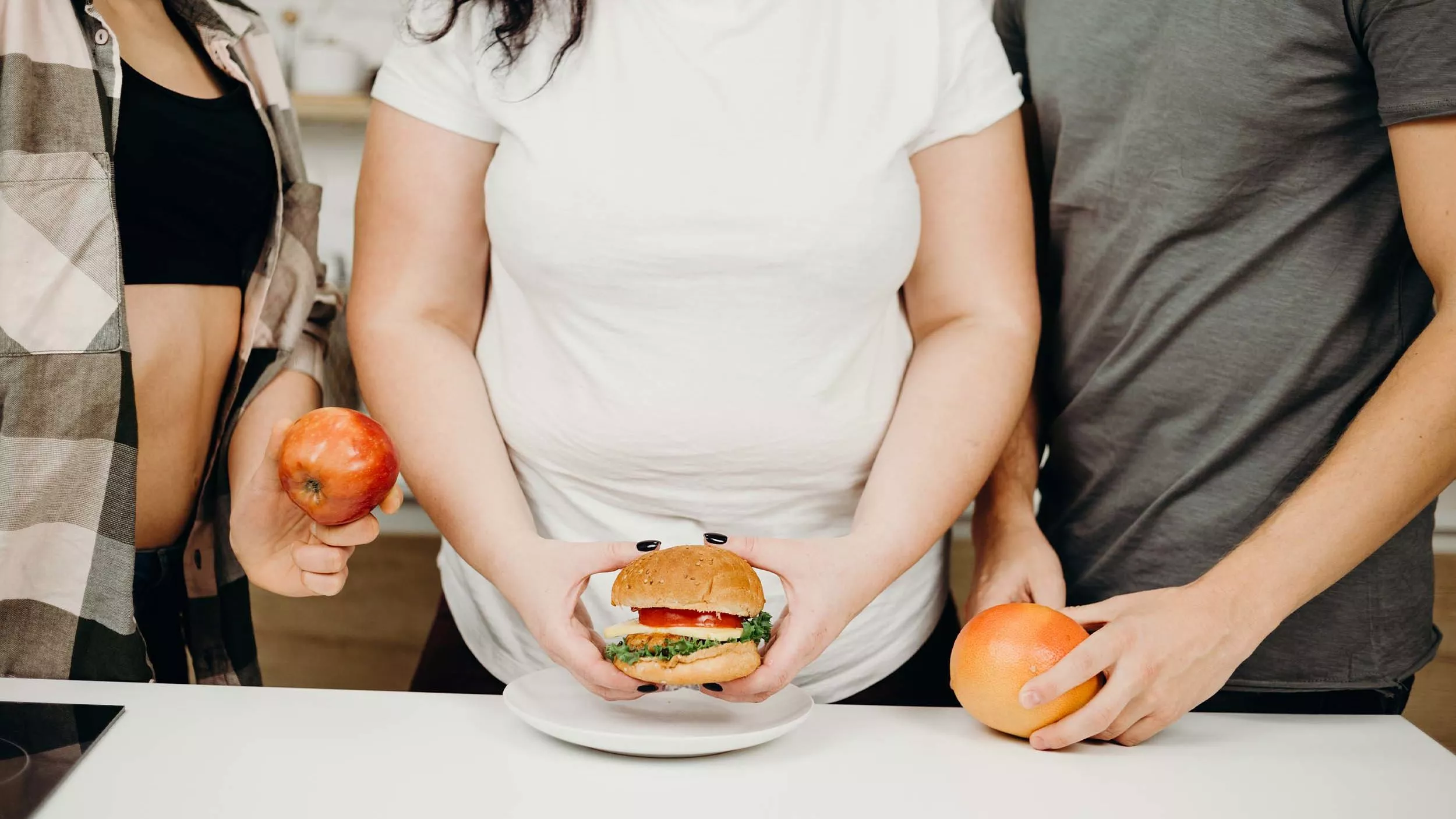 Immer Hunger, kaum satt zu bekommen. Die Ursache für Adipositas liegt nicht unbedingt in der Lebensmittelauswahl. Adipositas ist eine Krankheit mit pathologischer Ursache. So kann beispielsweise das Sättigungsgefühl ausbleiben.  - &copy Vadym
