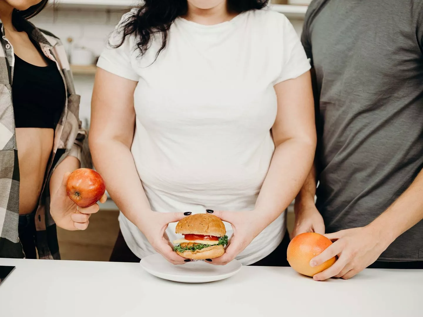 Immer Hunger, kaum satt zu bekommen. Die Ursache für Adipositas liegt nicht unbedingt in der Lebensmittelauswahl. Adipositas ist eine Krankheit mit pathologischer Ursache. So kann beispielsweise das Sättigungsgefühl ausbleiben.  - &copy Vadym