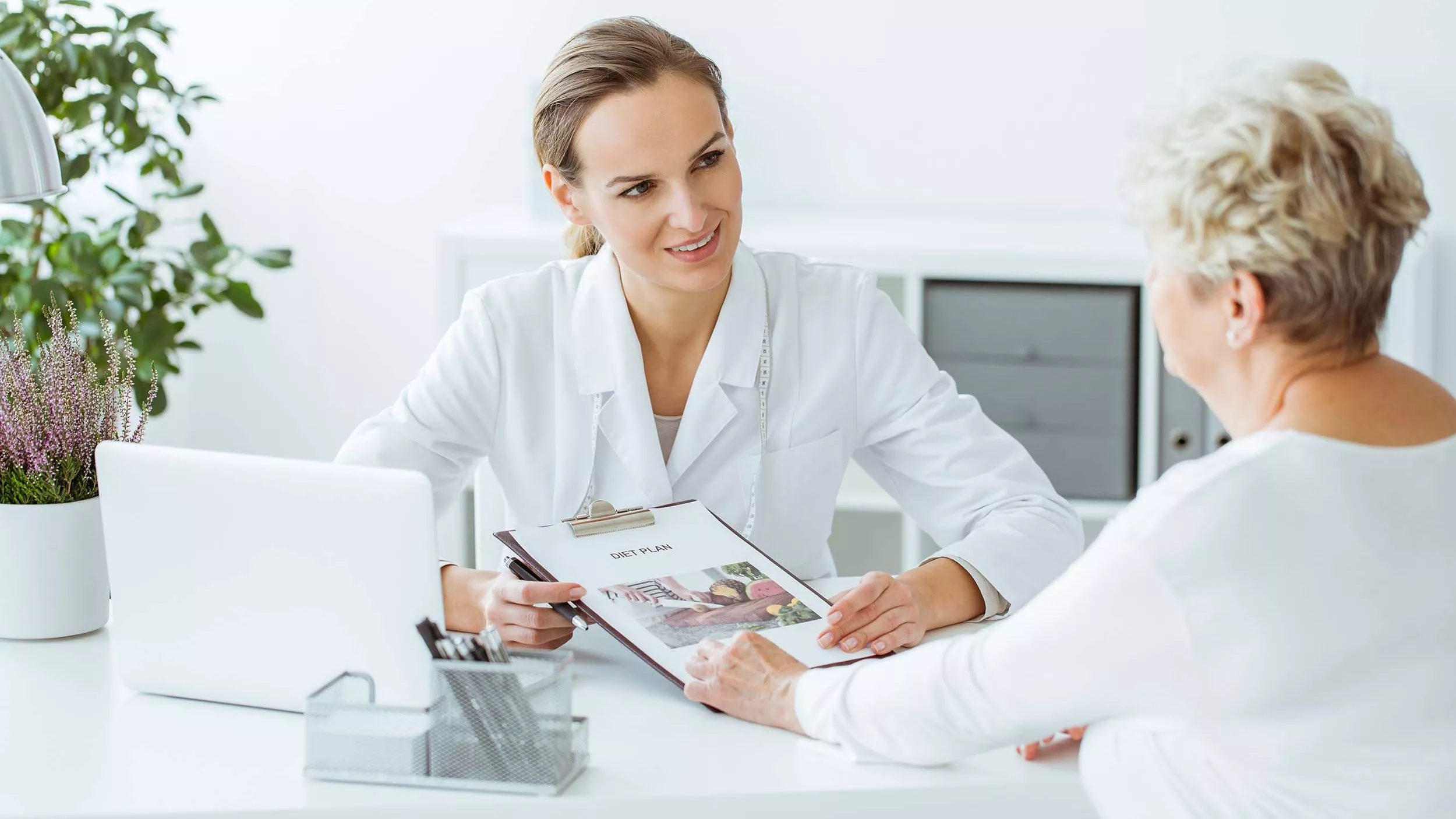 Glücklich können Sie sich schätzen, wenn Ihnen im Bekanntenkreis ein bestimmter Heilpraktiker oder Arzt aufgrund guter Erfahrungen empfohlen wurde. - &copy Photographee.eu