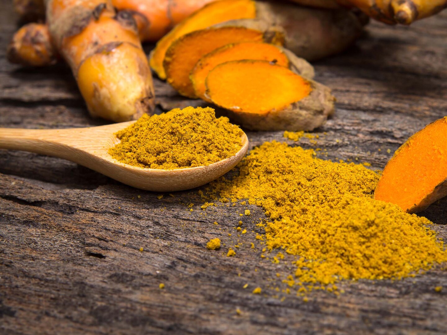 Die Gelbwurz wird im Ayurveda und auch in der Traditionellen Chinesischen Medizin als scharf, bitter, trocken, leicht, reinigend, stoffwechselanregend und erhitzend beschrieben. - &copy Cozine