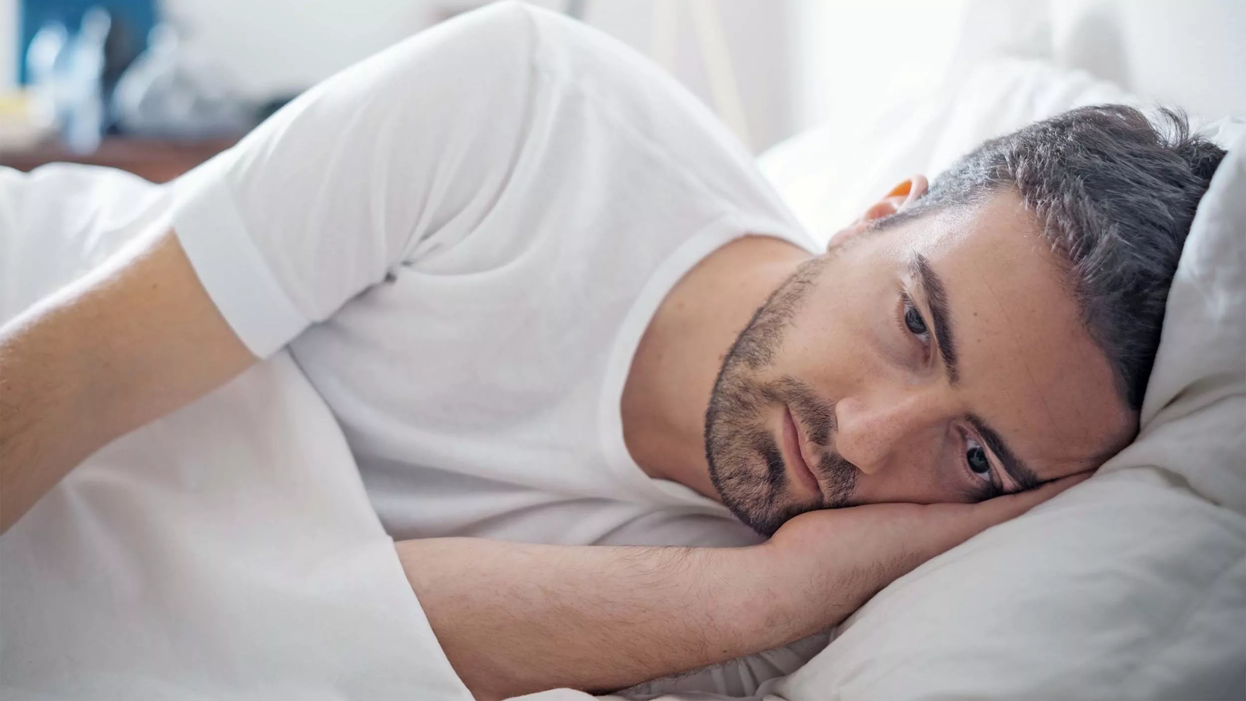 Jeder hat das schon einmal erlebt: Man ist müde, kann aber nicht einschlafen. Hält dieser Zustand über längere Zeit an, ist es wichtig, sich mit den möglichen Ursachen für den eigenen Schlafmangel auseinanderzusetzen. - &copy Paolese