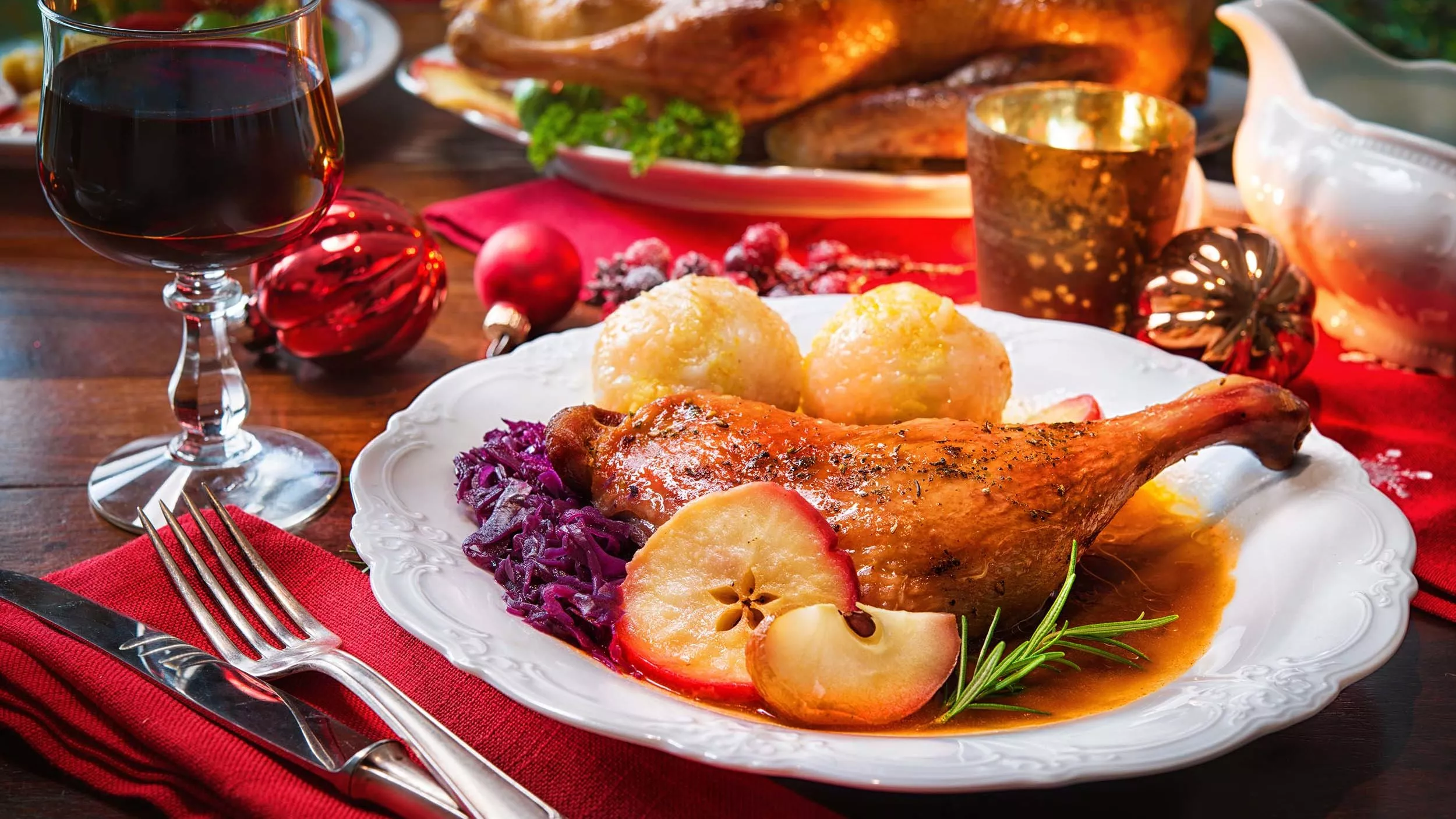 Das üppige Weihnachtsessen kann zu Völlegefühl und Druck im Magen führen. Hausmittel können helfen. - &copy Alexander Raths