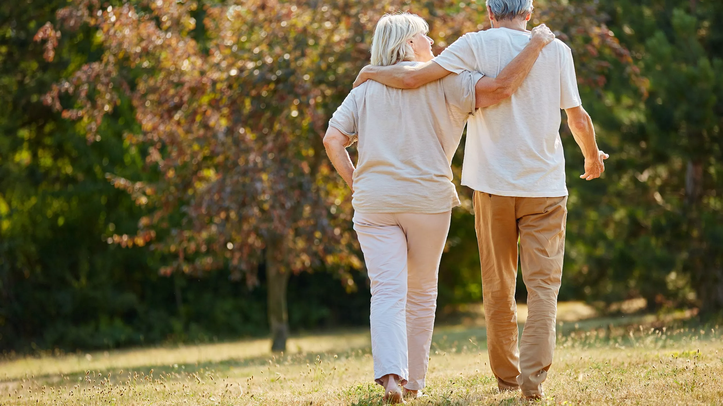 Spaziergang bei einer Erkältung? Ja, denn Bewegung baut Stress ab. Weniger Stress beugt Erkältung und Grippe vor. - &copy Robert Kneschke