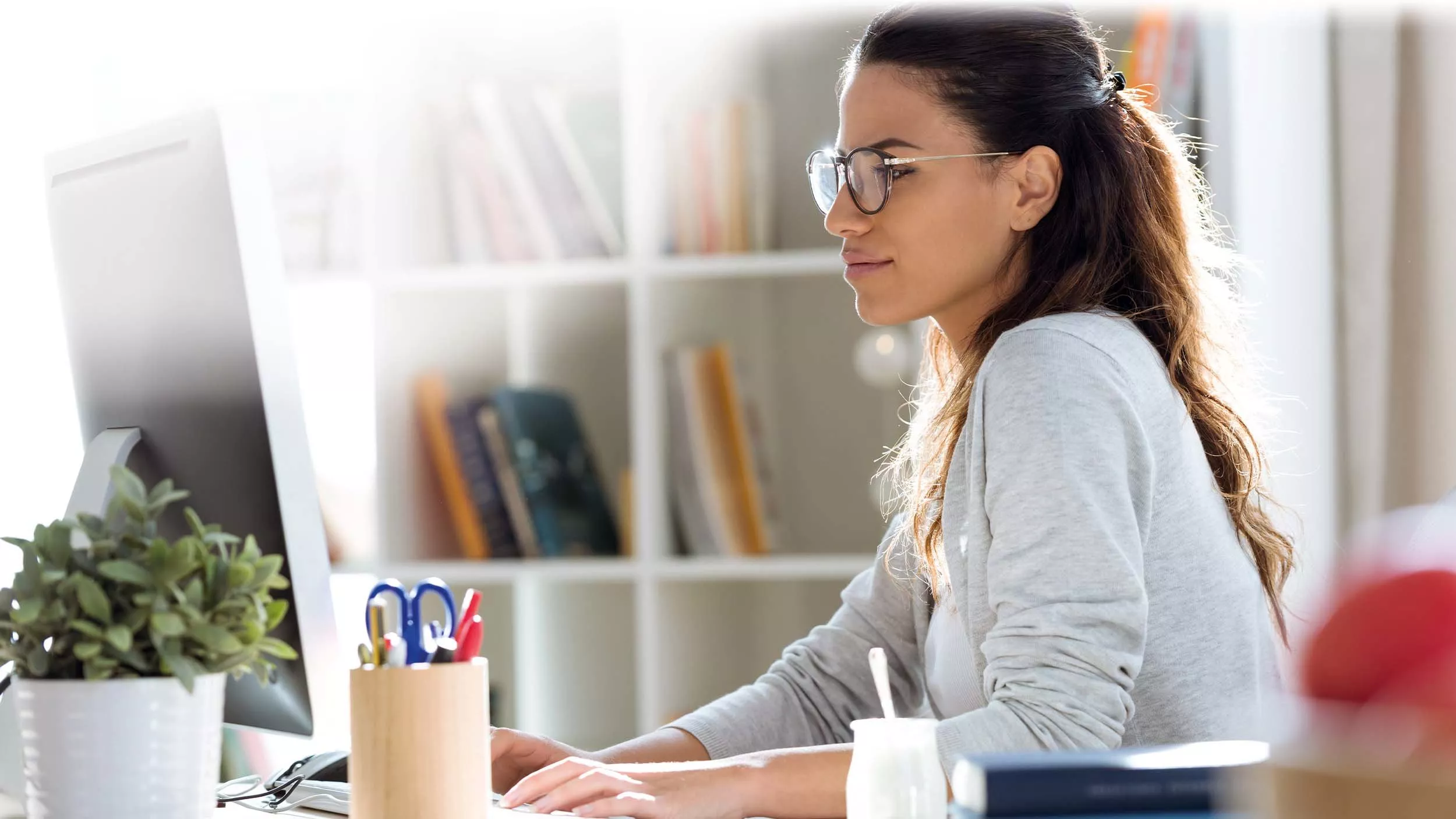 Es muss nicht gleich der Urban Jungle sein – auch Minipflanzen auf dem Schreibtisch lassen uns entspannter arbeiten. - &copy nenetus