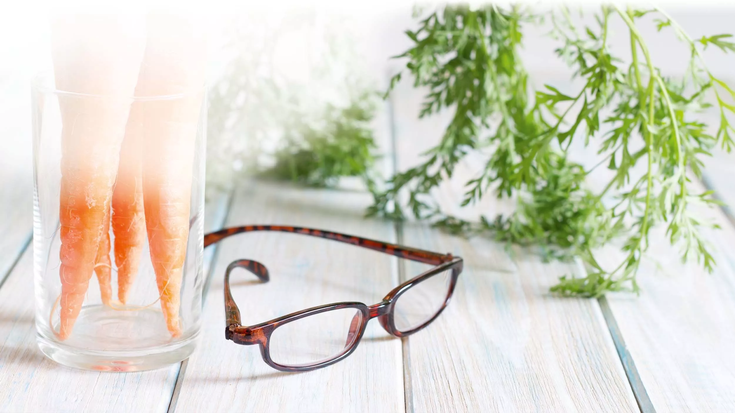 Karotten sind gut für die Augen, heißt es. Das stimmt, denn Möhren enthalten Beta-Carotin. Diesen pflanzlichen Farbstoff wandelt der Körper bei Bedarf in das für die Sehkraft wichtige Vitamin A um.  - &copy udra11